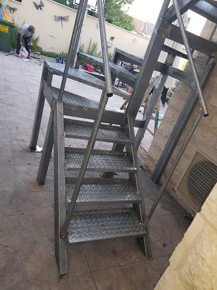 בניית מעקות מתכת