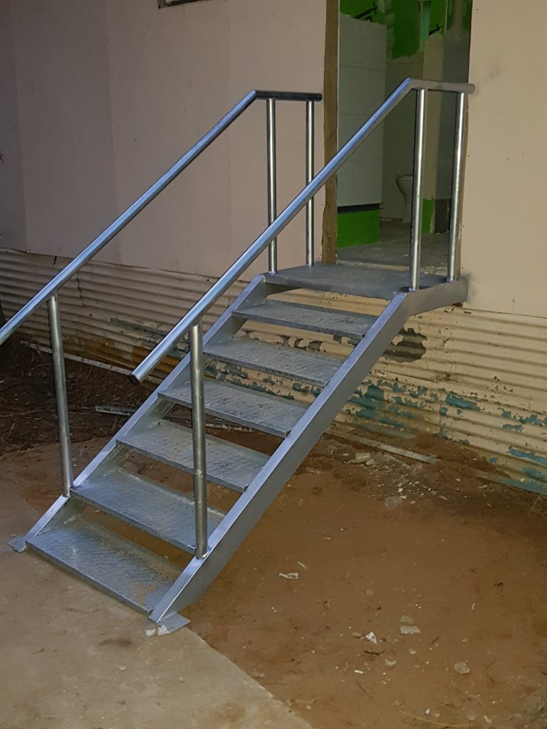 מעקות ומדרגות מתכת לפי מידות בהזמנה