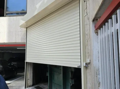 תריס גלילה לבן לחניה פרטית בבניין מגורים