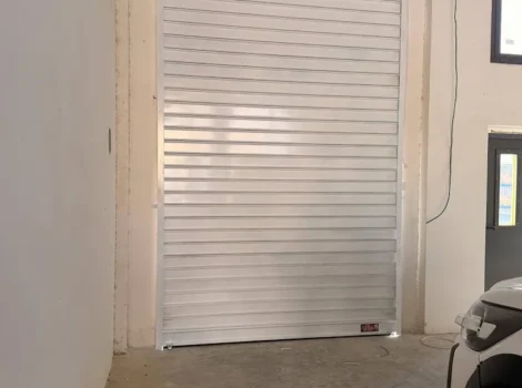 תריס גלילה לבן לחניה פרטית בתוך מבנה