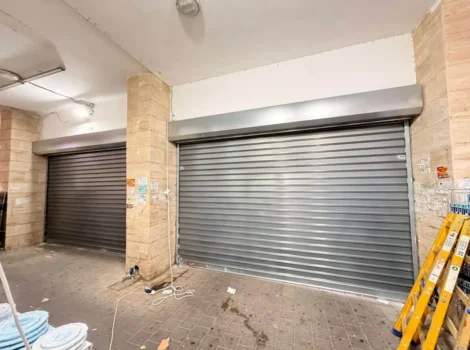 תריסי גלילה אפורים לחנויות במרכז מסחרי